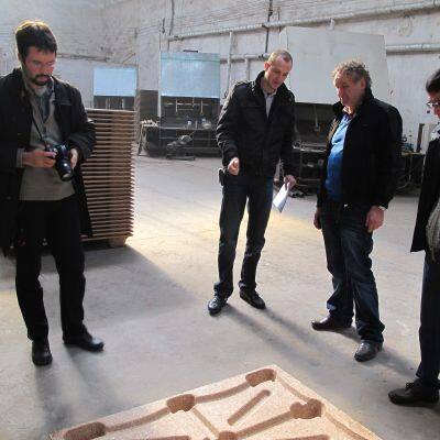 Full Automatic High-Strength Recycled Material Machinery for Making Wood Pallets Compressed Wood Production Machines photo-4