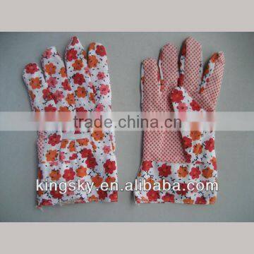 lady's garden glove with pvc dots on palm