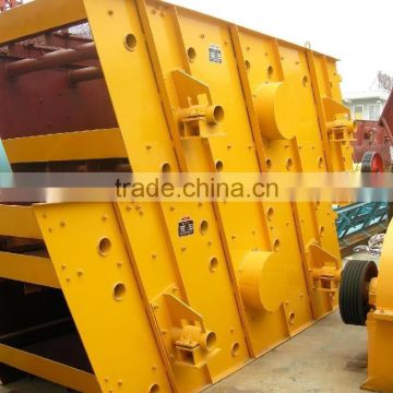 Mineral ore screening machine