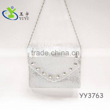 Aluminium mesh bag with pyramid studs