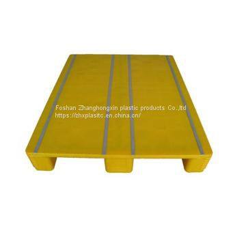 Closed deck stackable rack able plastic pallet