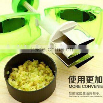 Cy289 Kitchen Tool Plastic Garlic Ginger Grinder Twist Press Onion Garlic Mincer photo-4