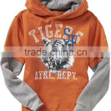 BOYS PRINTED LONG SLEEVE HOODED T SHIRT WITH CONTRAST SLEEVES