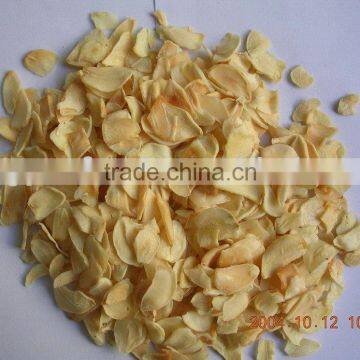 Dehydrated garlic flakes