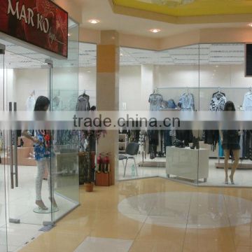 clear glass partition wall