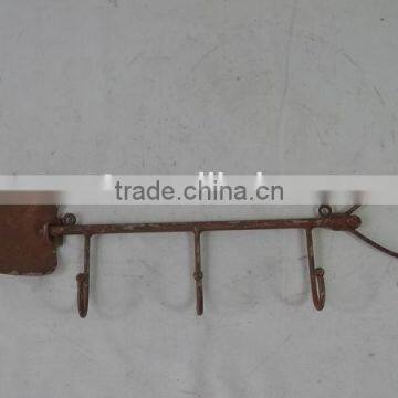 Rustic outdoor metal spade hook for garden decor