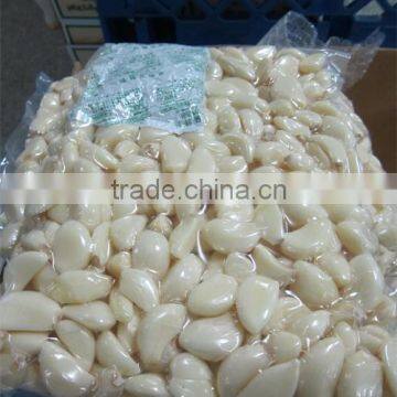 Vacuum packed peeled garlic cloves