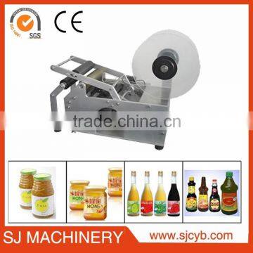 Semi-auto label sticking machine in hand / Semi-auto falt pet bottle labeling machine