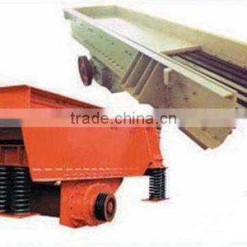 Vibrating feeder for hopper of stone crushing plant