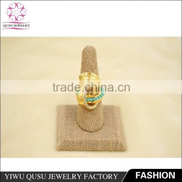 2015 yiwu new products gold plated ring with engrave pattern and green plastic beads