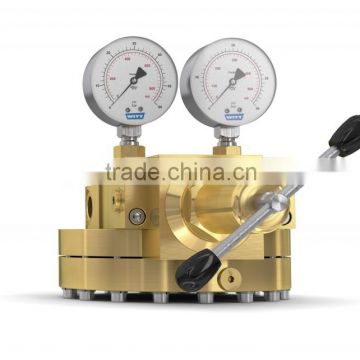 Universal dome-loaded pressure regulator for medium flows