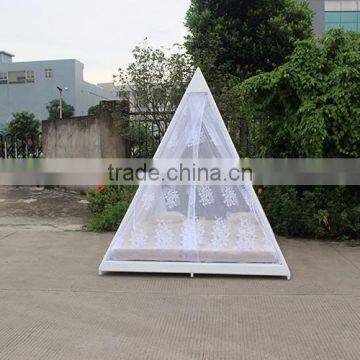 Домашняя ратановая мебель. Пирамидальная форма. Спальная комната. Белая сетчатая кровать. photo-4