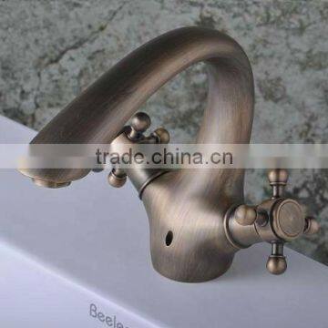 Two Handles Single Hole Antique Brass Basin Faucet QH1751