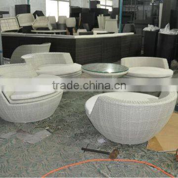 Stylish Vase shaped Coffee Table Chairs Set