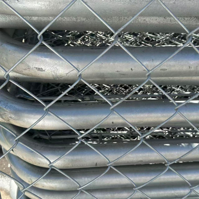 Популярные на заказ панели заборов из цепчатой сетки с ПВХ-покрытием высотой до 10 футов, подходящие для футбольных полей и спортивных стадионов.