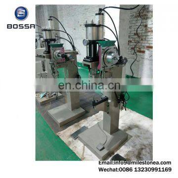 Pneumatic pressurized riveting machine for brake shoes