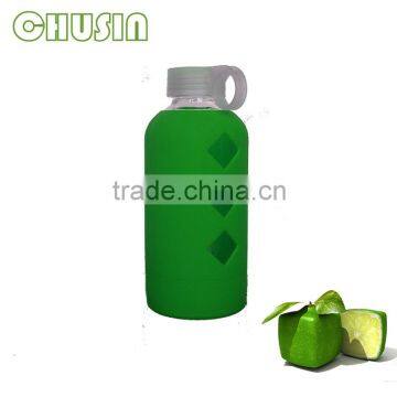 portable sports water bottle/glass water bottle with straw hand heat-resistant silicone sleeve