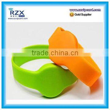 Custom 840-960MHZ Uhf Silicon Rfid Wristband With 2-10 cm Reading Range photo-4