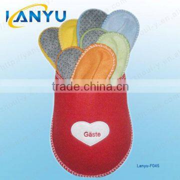 Non-slip indoor felt slippers set with heart embroidery