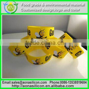 2014 hot selling engraved logo silicone bracelet