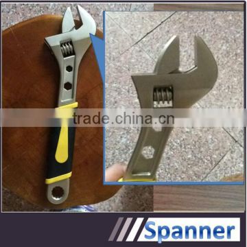 Adjustable spanner with different sizes