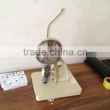 Manual tarpaulin eyelet machine