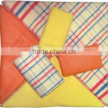 Duster towel with solid color