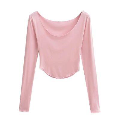 Pure Desire Wind shows off a sexy figure. The highlights the bust. The tight-fitting style makes the figure look slimmer. The short-sleeved, long-style T-shirt is perfect for a bold look. The high-waisted, crop top style with exposed midriff is a great ch