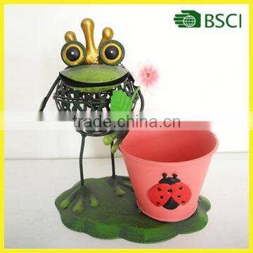 Hot selling funny frog with gold crown planter for garden decoration