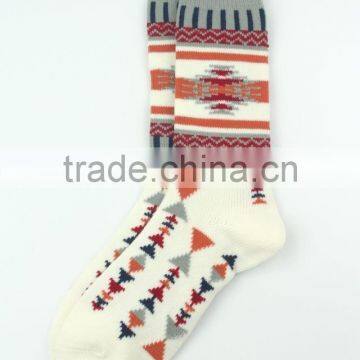 Wholesaler cheap price bright color jacquard cotton socks