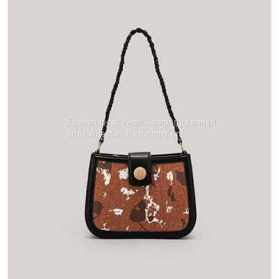 Autumn and Winter New Tide Advanced Sense of Light Luxury Niche Design Women Cross-body Bag photo-3
