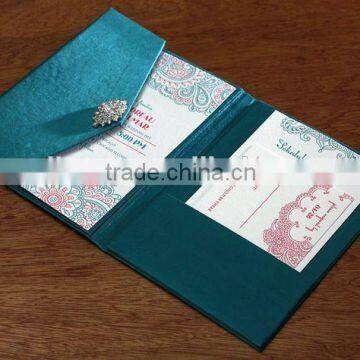 2016 blue luxury letter envelop style with brooch printed insert paper wedding invitations card                        
                                                Quality Choice