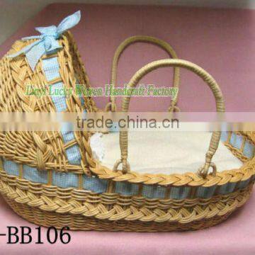 Comfortable wicker baby basket with handle for sleeping