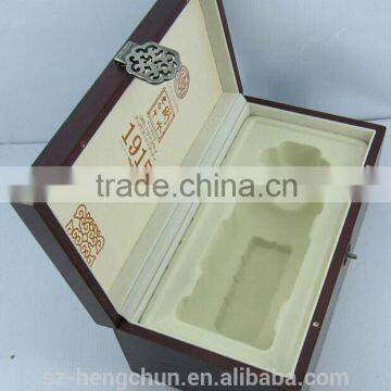 High-end glossy lacquer wooden wine box with metal button