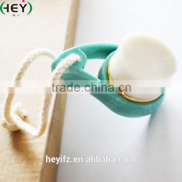 Flat Head Plastic Hollow Comma Shape Handle Face Cleansing Brush With Cotton Rope