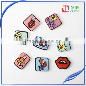 2016 fashion bulk custom acrylic korean plastic brooch pins