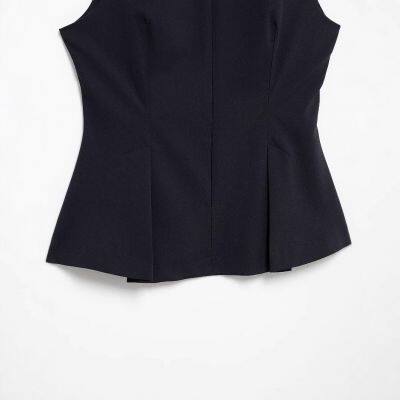 New style round-neck slim-fit T-shirt with unique design and no sleeves, inspired by European and American fashion trends.