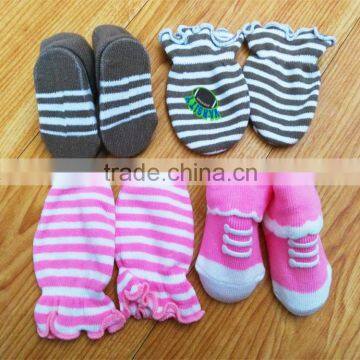 Cute knitted mini baby glove and socks set wholesale