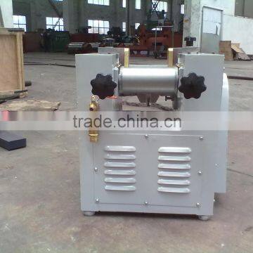 Three-roller grinding mill