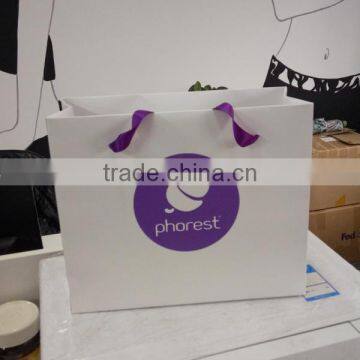 2017 Custom colorful fashion paper packaging bags with satin handles