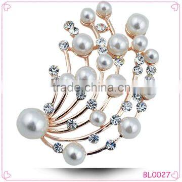 Fashion design hot sale charming ladies brooch rhinestone pearl shaped jewelry