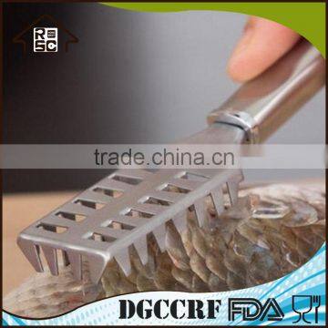 QC Staffs Ensure Antibacterial Fish Skin Peeler photo-3