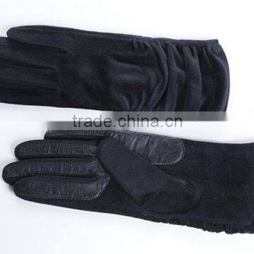 Ladies velveteen gloves with front of the leather patch in black