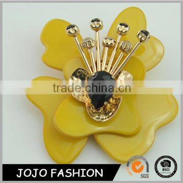 Competitive price at high quality plastic flower resin yellow cubic brooches