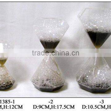 black diamond-shaped bubble hourglass