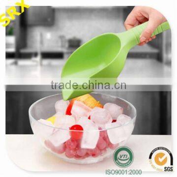 Customized high quality food grade plastic fruit scoop for sale, OEM ice party scoop, make your own plastic food scoop