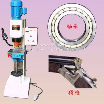 Hydraulic riveting machine, radial riveting machine