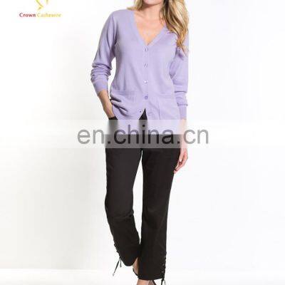 Женская вязаная на станке фиолетовая кардиган-кофта с пуговицами и V-образным вырезом photo-3