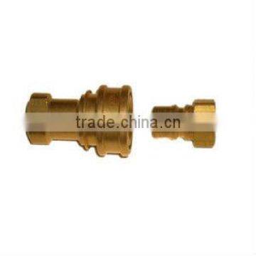 Hydraulic quick connector with valve core