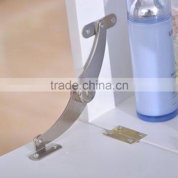 Деревянный туалетный столик с зеркалом для использования в спальне photo-3